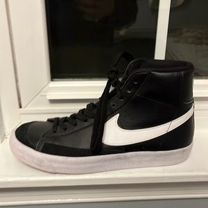 Black and white size US-7 UK-6